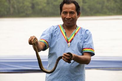 Manuel Coquinche sostiene una cría de anaconda. La comunidad desea amaestrar a la serpiente para mostrarla a los visitantes. En su etapa adulta, estos reptiles pueden alcanzar hasta ocho metros de longitud. 