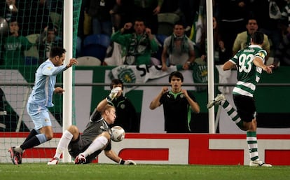 Xandao, del Sporting, marca el gol del triunfo de su equipo.