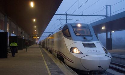 Tren que cubre el recorrido entre Zamora y Madrid.