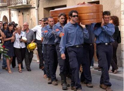 Funerales en Segrià (Lleida) por uno de los cinco bomberos muertos en el incendio forestal de Horta de Sant Joan (Tarragona) en julio de 2009.
