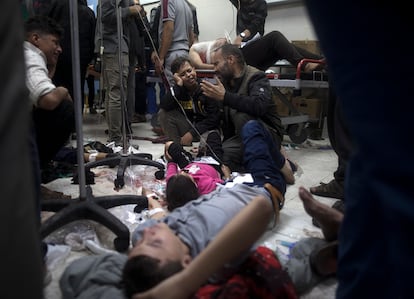 Un hombre llora junto a su hija herida mientras ambos son atendidos en el hospital Nasser, en Jan Yunis, este martes.