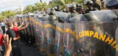 Militares brasileños se enfrentan con manifestantes que apoyan a los policías en huelga.