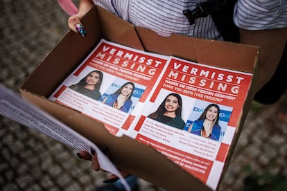 Una caja con fichas de búsqueda de María Fernanda Sánchez repartidos durante una concentración convocada por los padres de la joven, frente a la embajada de México en Alemania. 