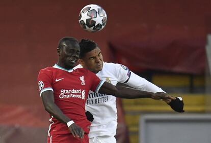 Sano Mané y Casemiro durante un salto en el que luchan por el balón.