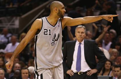 Duncan, de los Spurs, da instrucciones durante el duelo con los Lakers.