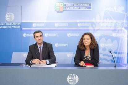 Jonan Fernández y Monika Hernando, en la rueda de prensa de Vitoria.