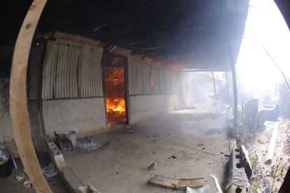 Los casas y cuatro vehículos fueon incendiados por la turba