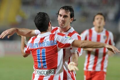Godín se abraza a Fran Mérida y celebran un gol en la Copa del Rey.