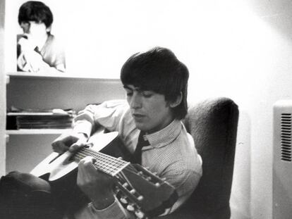 George Harrison, en 1964 en los estudios Twickenham de Londres durante la grabación de 'Qué noche la de aquel día'.