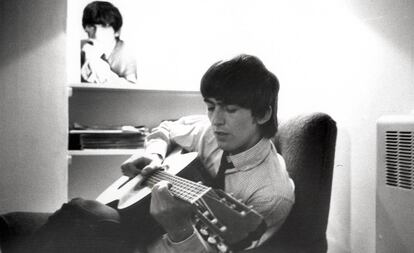 George Harrison, en 1964 en los estudios Twickenham de Londres durante la grabación de 'Qué noche la de aquel día'.