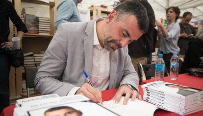 Santi Vila firmando libros en Sant Jordi.