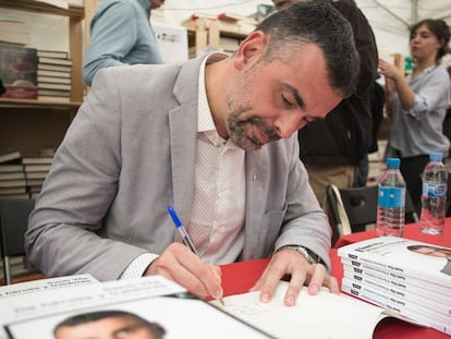 Santi Vila firmando libros en Sant Jordi.