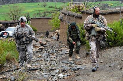 Unos soldados de EE UU patrullan junto a uniformados afganos en Kunar