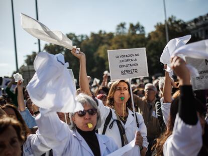 Dos profesionales sanitarias se manifiestan junto a miles de personas por el centro de Madrid contra las políticas sanitarias del Gobierno regional el 13 de noviembre de 2022.