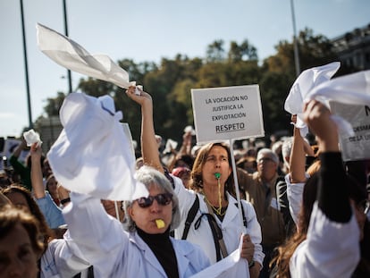 Unas doctoras, en la protesta masiva del domingo 13 de noviembre por la sanidad pública en Madrid.