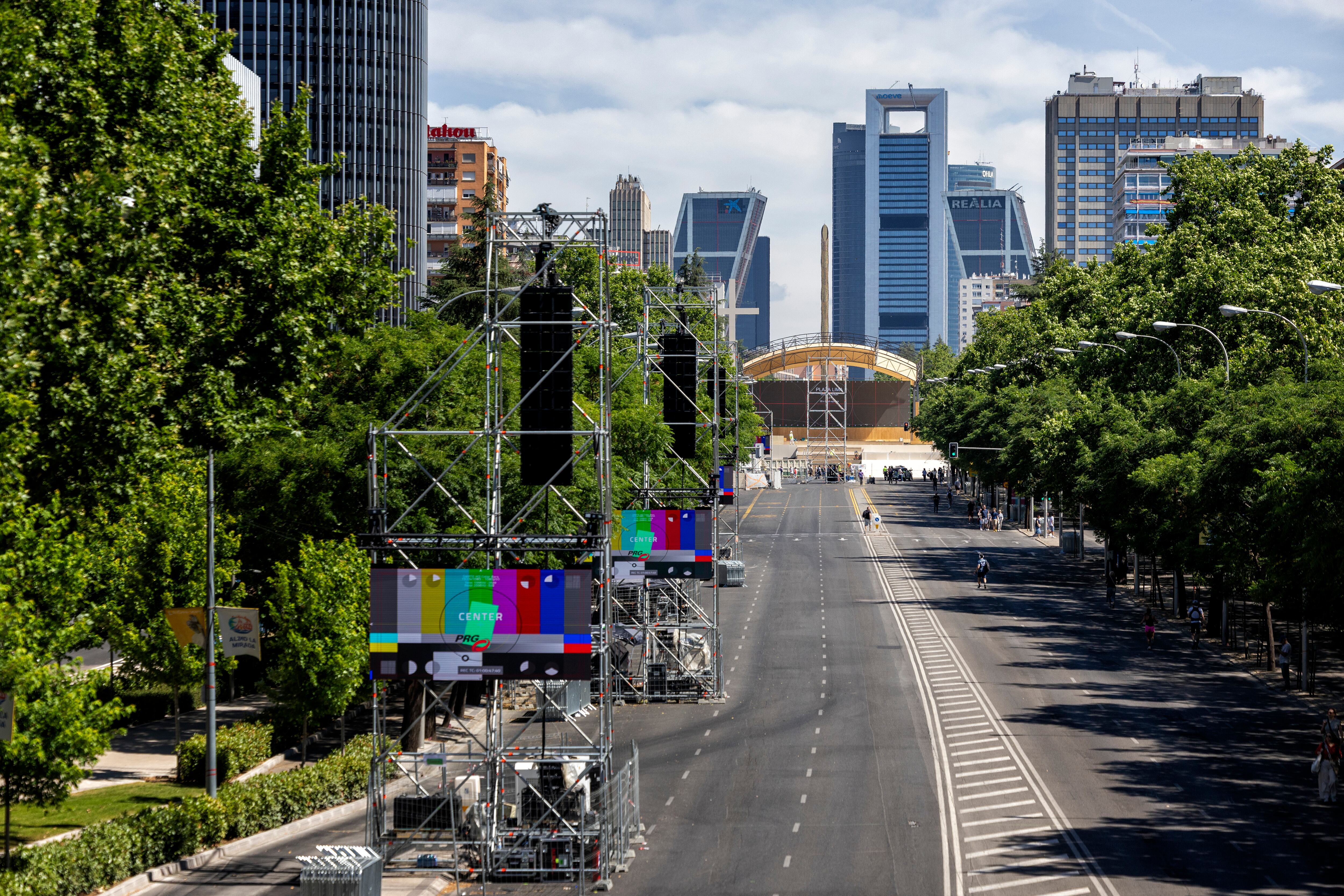 Preparativos para la visita del Papa en la plaza de Lima de Madrid, este jueves. 
