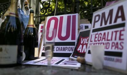 Botellas de champagne frente a la Asamblea francesa en Par&iacute;s.