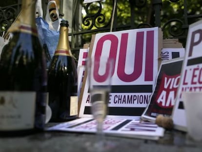 Botellas de champagne frente a la Asamblea francesa en Par&iacute;s.