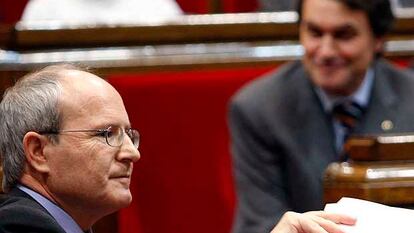 El presidente de la Generalitat, José Montilla, y Artur Mas, en el Parlamento catalán.