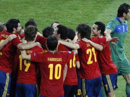 Buffon felicita a los jugadores españoles.
