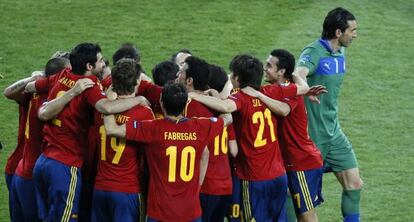 Buffon felicita a los jugadores españoles.