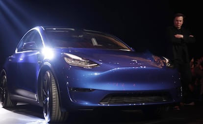 El CEO de Tesla, Elon Musk, junto al Model Y el jueves en Los Ángeles.