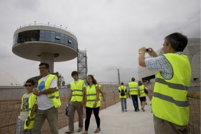 Visitantes, ayer, por las instalaciones del Niemeyer.