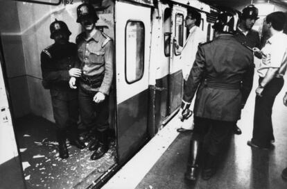 Bomberos del Ayuntamiento de Madrid inspeccionan el último y primer vagón de los convoyes que chocaron en la estación de Méndez Álvaro. Cinco heridos leves (entre ellos dos niños) en una colisión causada por fallo del mecanismo de frenado del convoy que llegó a la estación, donde ya había otro parado. Ambos son de los más antiguos de los que se encuentran en servicio. 05/08/1981