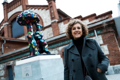 Macarena Smerdou junto a su escultura en la inauguración de la exposición ¡Muchas Gracias, Madrid! © LUIS SEVILLANO 