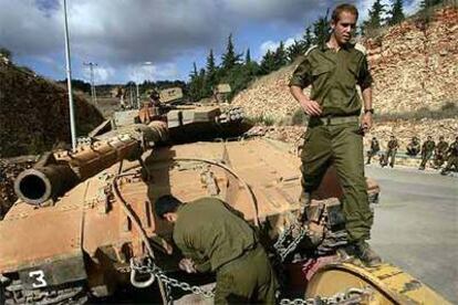 Un soldado israelí engancha su carro de combate cerca de Malcia a un transporte para su retirada de Líbano.