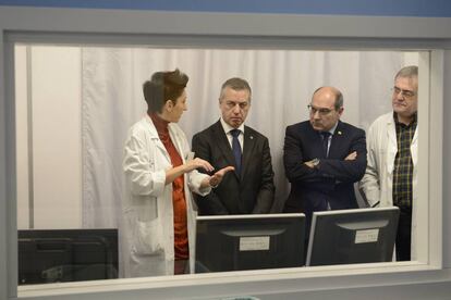 El consejero de Sanidad, Jon Darpón, y el lehendakari Urkullu, en una visita al Hospital Universitario de Álava.