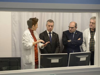 El consejero de Sanidad, Jon Darpón, y el lehendakari Urkullu, en una visita al Hospital Universitario de Álava.