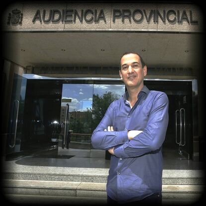 El novelista y director de cine Roberto Santiago en las puertas de la Audiencia Provincial de Madrid.