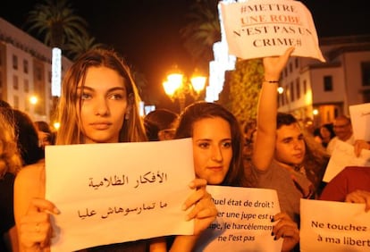 Varios ciudadanos protestan contra la detención de dos mujeres acusadas de vestir de forma indecente, el pasado 6 de julio en Rabat.