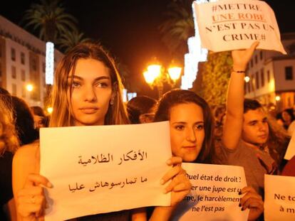 Varios ciudadanos protestan contra la detención de dos mujeres acusadas de vestir de forma indecente, el pasado 6 de julio en Rabat.