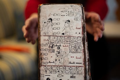 Julieta Fierro muestra una réplica de un códice prehispánico.