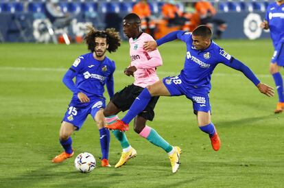 Ousmane Dembélé ante dos contrarios del Getafe.