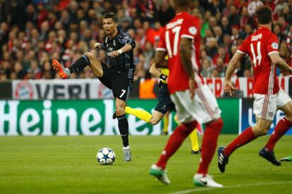 El jugador del Real Madrid Cristiano Ronaldo controla el balón durante el partido contra el Bayern de Múnich.