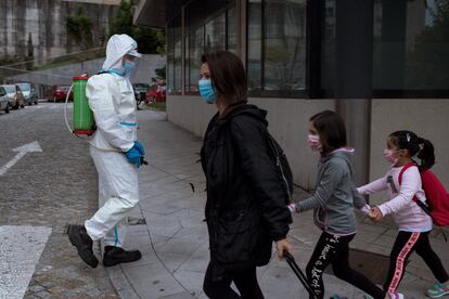 Un operario municipal realiza labores de desinfección en una calle de Ourense el pasado miércoles.