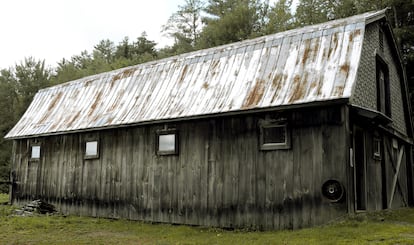 The Industrial Revolution introduced standardized wooden barns that coexisted with the old ones until they became obsolete.