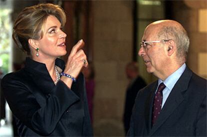 La reina Nor de Jordania charla con Joan Rigol, presidente del Parlament de Cataluña.