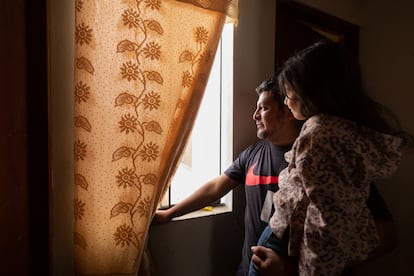 Jonathan Gutiérrez Juárez carga a su hija en el departamento que alquilan en el distrito de Villa El Salvador, en Lima (Perú), el 1 de octubre de 2022.