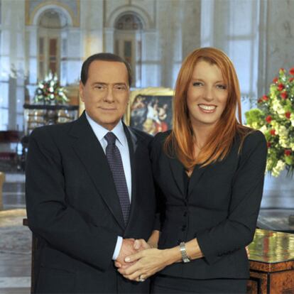 Silvio Berlusconi y la ministra de Turismo, Michela Vittoria, en la presentación del vídeo turístico.