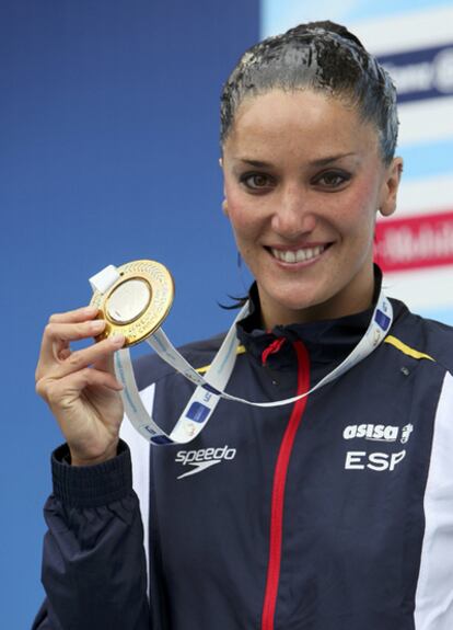 Andrea Fuentes muestra su medalla plata.