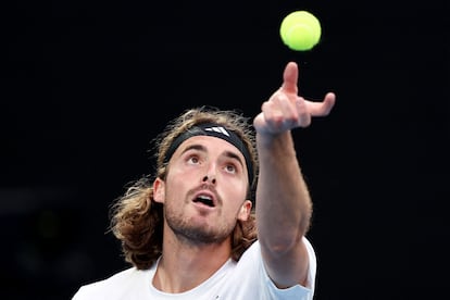 Tsitsipas logra ganar el primer juego sin sufrimiento con su servicio.