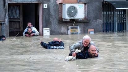 Carabinieros rescatan a dos residentes de la ciudad italiana de Faenza, este miércoles.