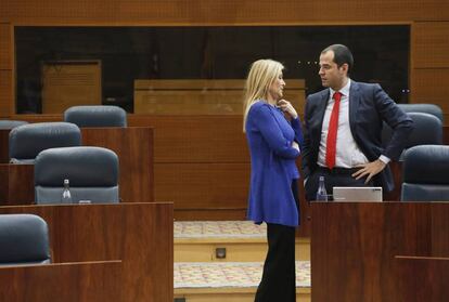 Cristina Cifuentes habla con Ignacio Aguado en la Asamblea de Madrid.