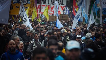 Manifestantes se movilizan hacia el monumento al trabajador en el Día Internacional del Trabajo, en Buenos Aires, este 1 de mayo.