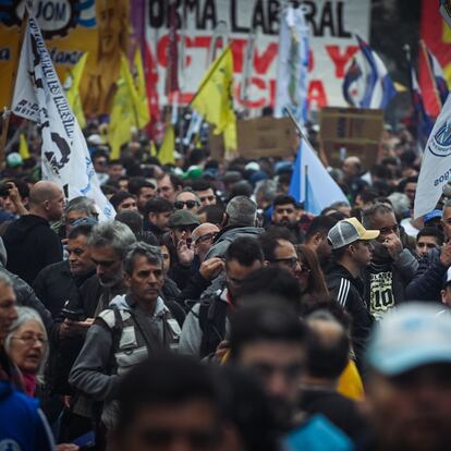 Manifestantes se movilizan hacia el monumento al trabajador en el Día Internacional del Trabajo, en Buenos Aires, este 1 de mayo.