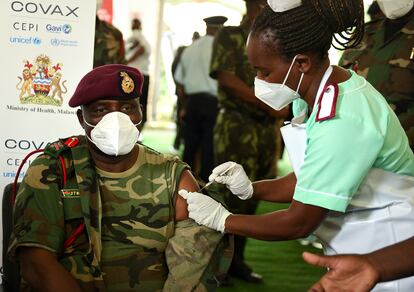 El comandante del ejército de Malawi Vincent Nundwe recibe una vacuna AstraZeneca contra la covid-19 en Zomba, Malawi, el jueves 11 de marzo de 2021.